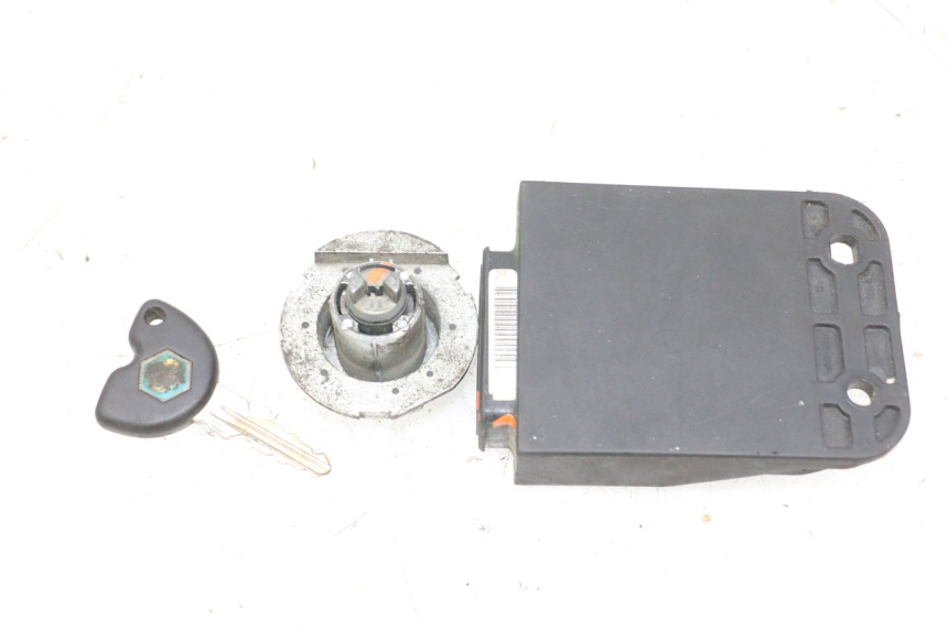 photo de LOCK KEY CDI IGNITION SWITCH KIT PIAGGIO X8 125 (2004 - 2007) - Technical close-up
