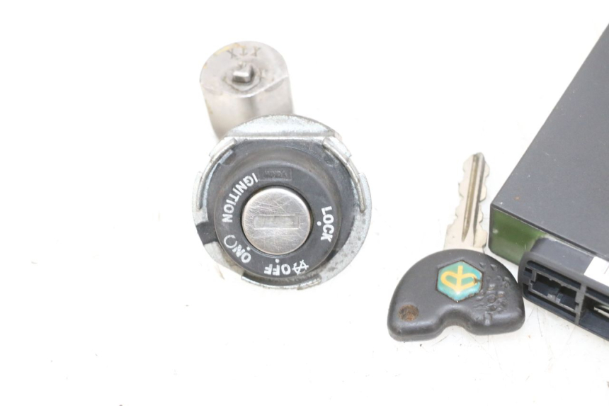 photo de LOCK KEY CDI IGNITION SWITCH KIT PIAGGIO XEVO - X EVO 125 (2007 - 2016) - Zoom on usage condition