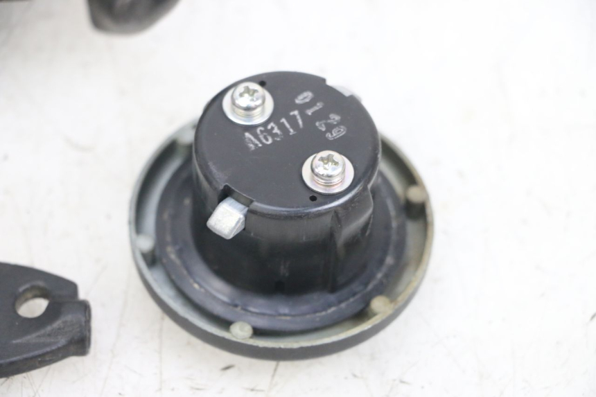 photo de LOCK SET KEY SUZUKI BURGMAN 125 (2007 - 2014) - Fixing points details