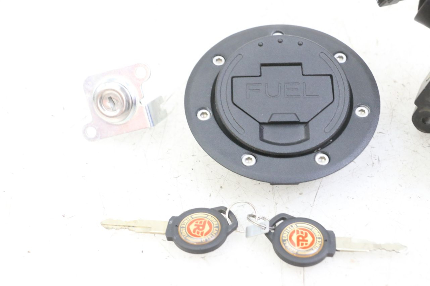 photo de LOCK SET KEY ROYAL ENFIELD HYMALAYAN 410 (2016 - 2023)