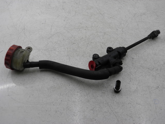 photo de REAR BRAKE MASTER CYLINDER HONDA CB SEVEN FITTY 750 (1992 - 2003)
