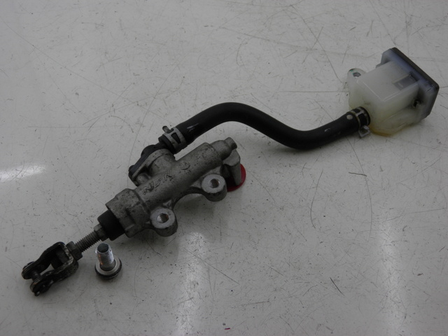 photo de REAR BRAKE MASTER CYLINDER SUZUKI GSX F GSXF 650 (2007 - 2015)