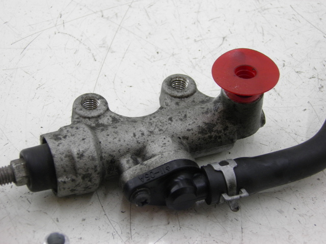 photo de REAR BRAKE MASTER CYLINDER SUZUKI GSX F GSXF 650 (2007 - 2015)