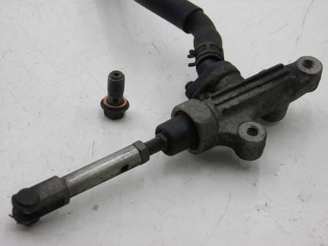 photo de REAR BRAKE MASTER CYLINDER YAMAHA FZX FAZER 750 (1987 - 1998)