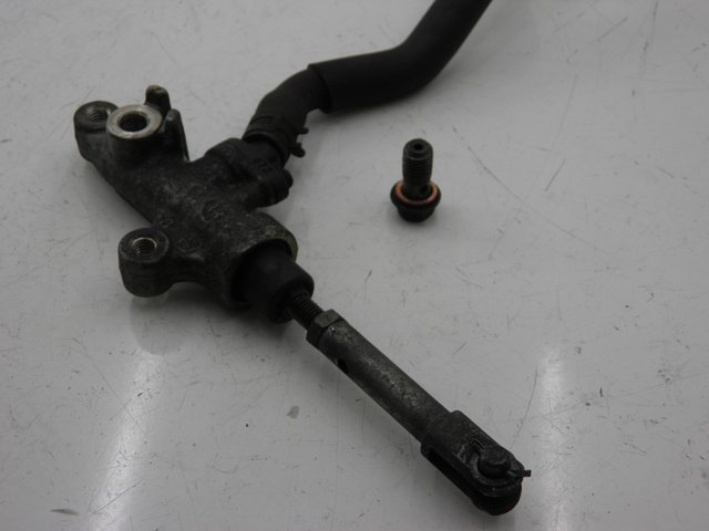 photo de REAR BRAKE MASTER CYLINDER YAMAHA FZX FAZER 750 (1987 - 1998)