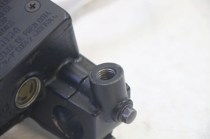 photo de FRONT BRAKE MASTER CYLINDER SUZUKI GSF N BANDIT 600 (1996 - 1999) - Alternative perspective
