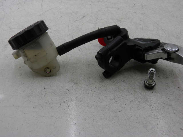photo de FRONT BRAKE MASTER CYLINDER KAWASAKI ZX 9R NINJA 900 (1999 - 2001) - Technical close-up