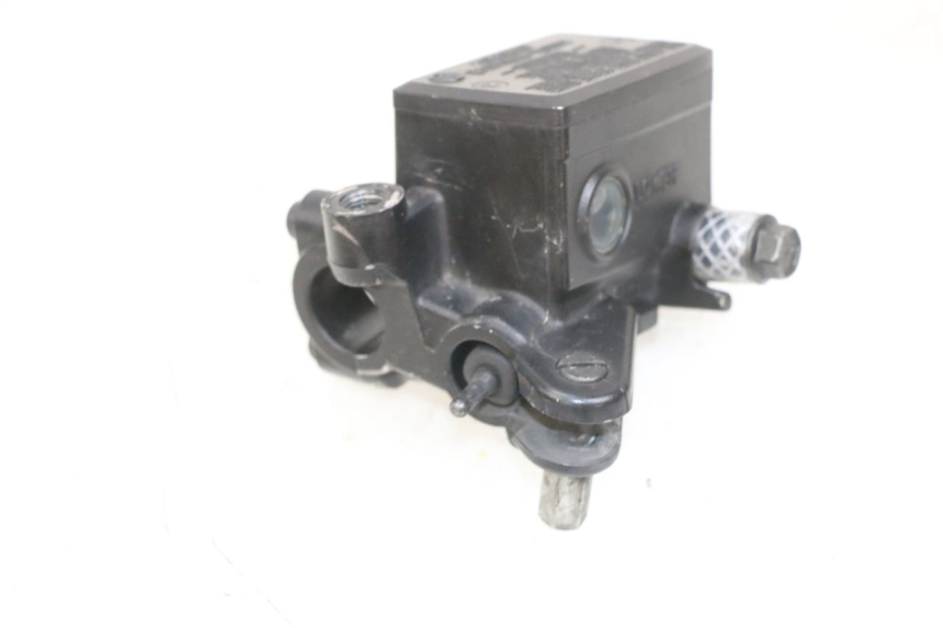 photo de FRONT BRAKE MASTER CYLINDER YAMAHA TDM ABS 900 (2002 - 2014) - Alternative perspective