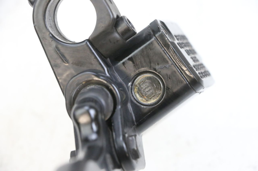 photo de FRONT BRAKE MASTER CYLINDER YAMAHA YP MAJESTY 125 (2002 - 2006) - Alternative perspective