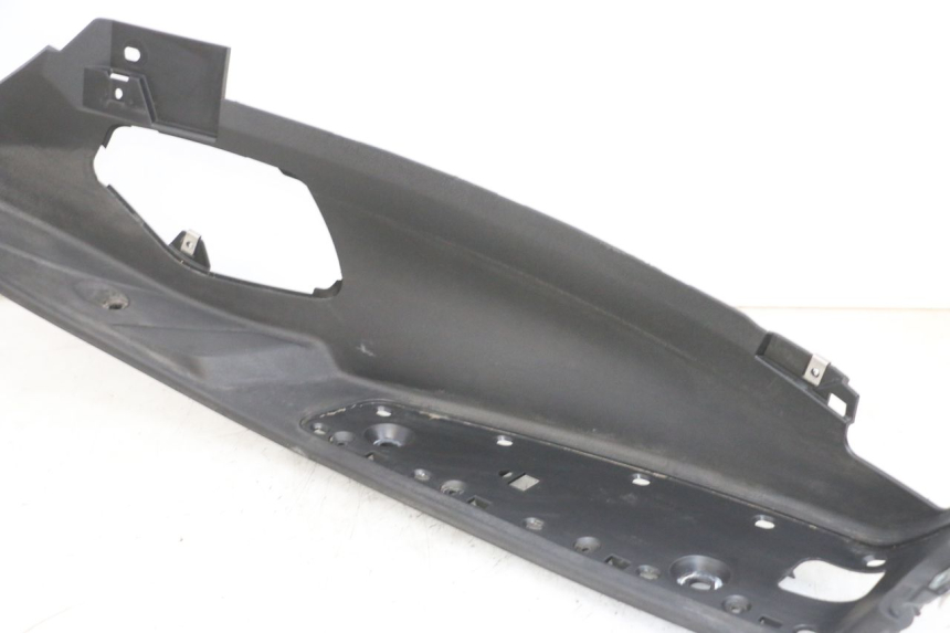 photo de RIGHT FLOOR PANEL PIAGGIO MP3 500 (2016 - 2018) - Fixing points details