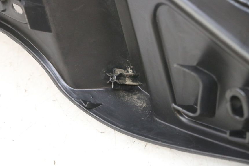 photo de RIGHT FOOTREST PIAGGIO MP3 RL 250 (2007 - 2010) - Zoom on usage condition