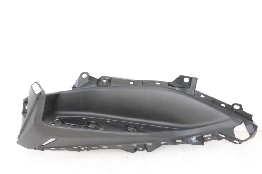 photo de LEFT FLOOR PANEL YAMAHA XMAX X-MAX 125 (2021 - 2025)