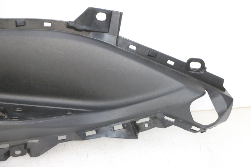 photo de LEFT FLOOR PANEL YAMAHA XMAX X-MAX 125 (2021 - 2025)