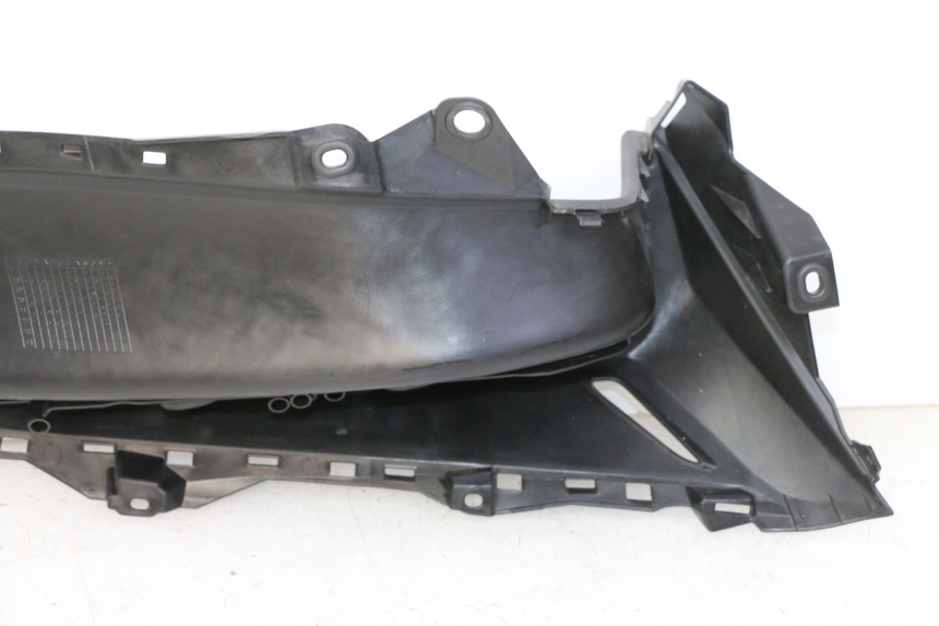photo de LEFT FLOOR PANEL YAMAHA XMAX X-MAX 125 (2021 - 2025)