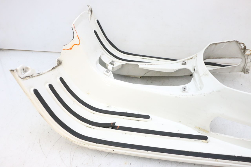 photo de FLOOR PANEL PIAGGIO VESPA GTS SUPER IE 125 (2009 - 2016) - Detailed visual inspection
