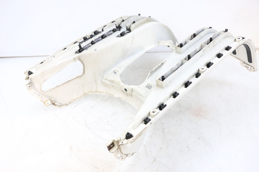 photo de FLOOR PANEL PIAGGIO VESPA GTS SUPER IE 125 (2009 - 2016) - Technical close-up