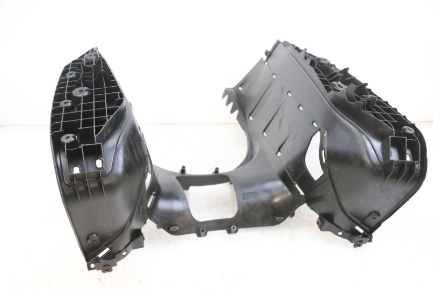 photo de FOOTREST YAMAHA XMAX X-MAX 125 (2006 - 2009) - Technical close-up