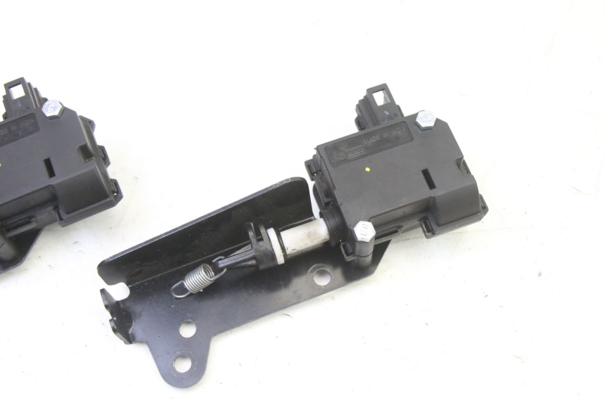 photo de SEAT LOCK ENGINE PIAGGIO MP3 HPE 310 (2024 - 2025)
