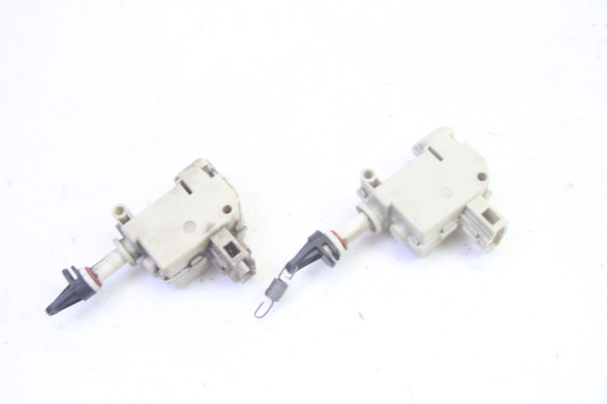 photo de TRUNK OPENING MOTOR PIAGGIO MP3 LT 400 (2007 - 2012) - Alternative perspective