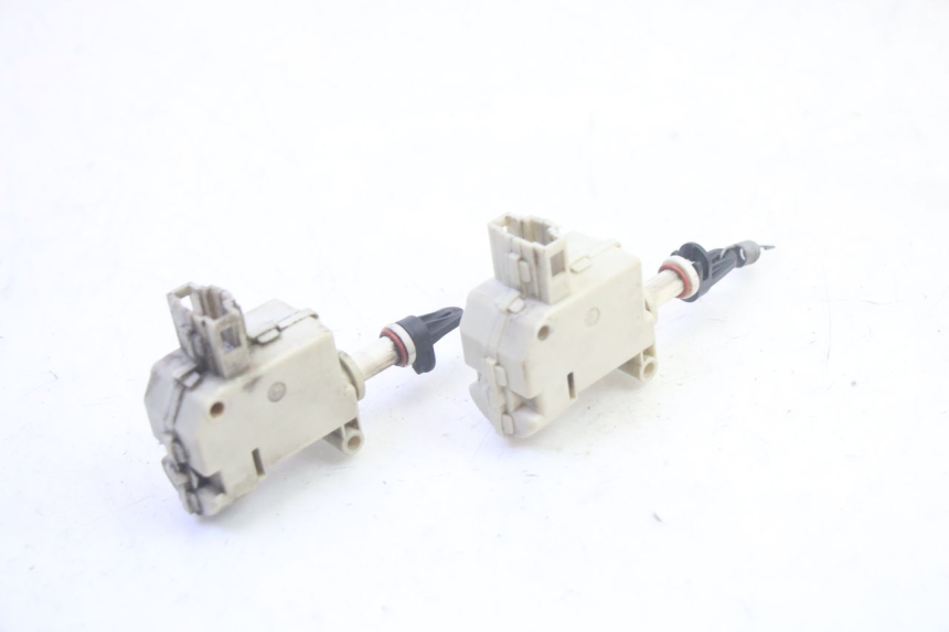 photo de TRUNK OPENING MOTOR PIAGGIO MP3 LT 400 (2007 - 2012) - Technical close-up