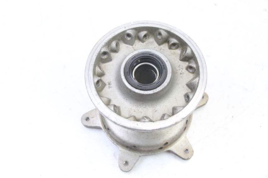 photo de FRONT WHEEL HUB YAMAHA YZ 125 (2006 - 2016)