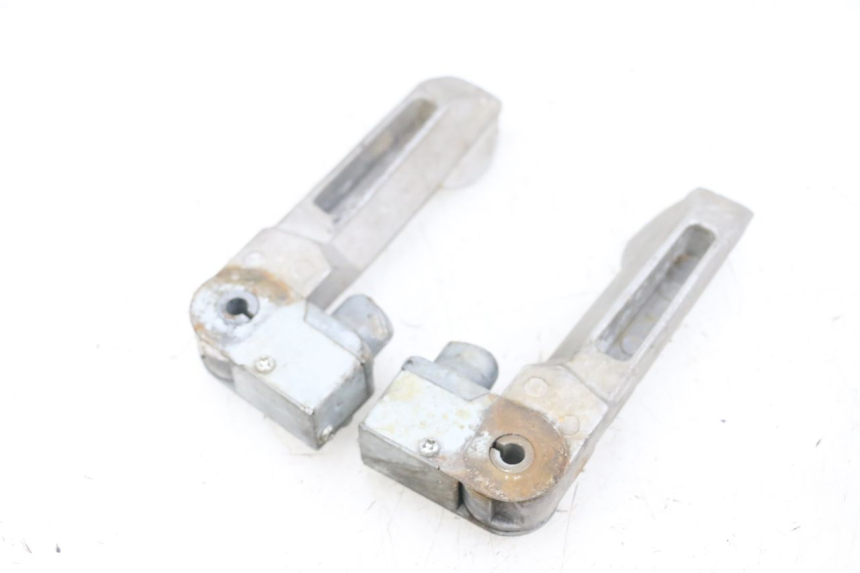 photo de PAIR OF REAR FOOTRESTS KYMCO AGILITY 16+ 4T 50 (2018 - 2023) - Technical close-up