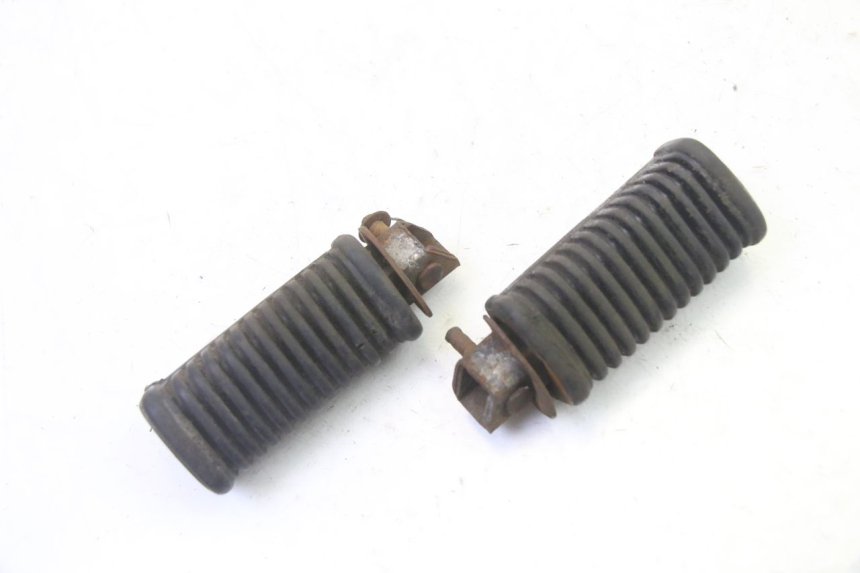 photo de PAIR REAR FOOTRESTS HYOSUNG GV AQUILA 125 (2000 - 2004)