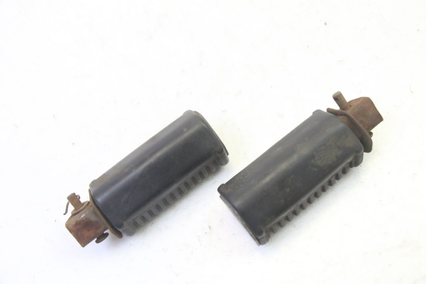 photo de PAIR REAR FOOTRESTS HYOSUNG GV AQUILA 125 (2000 - 2004)