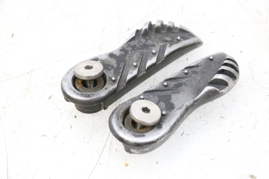 photo de PAIR OF REAR FOOTRESTS MBK BOOSTER SPIRIT NAKED 50 (2004 - 2017) - Surface and material condition