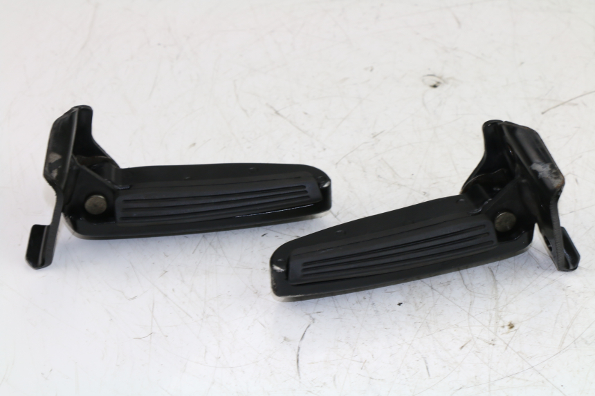 photo de PAIR REAR FOOTRESTS PIAGGIO CARNABY 125 (2007 - 2011)