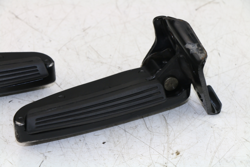 photo de PAIR REAR FOOTRESTS PIAGGIO CARNABY 125 (2007 - 2011)
