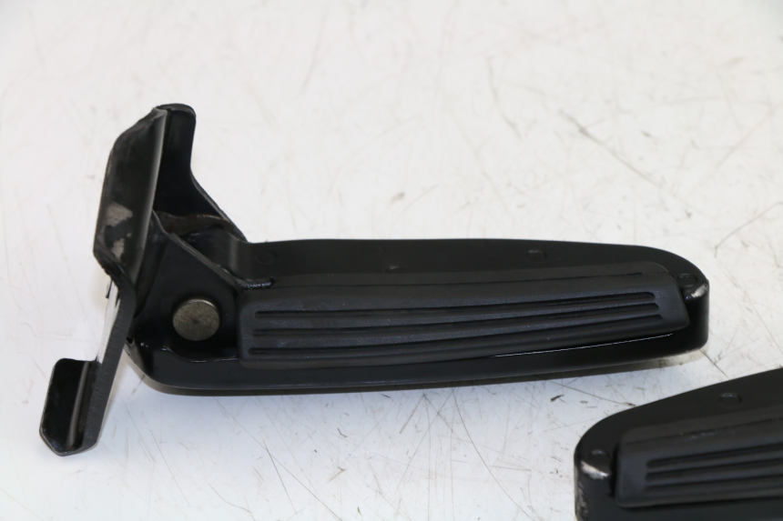 photo de PAIR REAR FOOTRESTS PIAGGIO CARNABY 125 (2007 - 2011)
