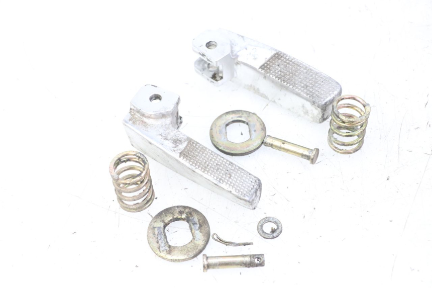 photo de PAIR REAR FOOTRESTS DAELIM BESBI 125 (2007 - 2008)