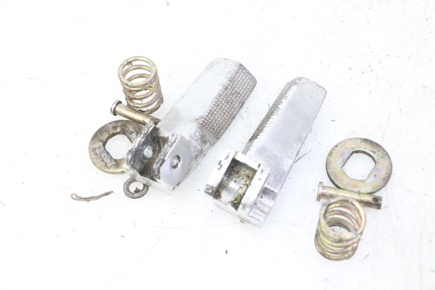photo de PAIR REAR FOOTRESTS DAELIM BESBI 125 (2007 - 2008)