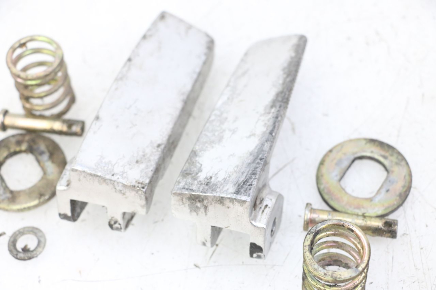 photo de PAIR REAR FOOTRESTS DAELIM BESBI 125 (2007 - 2008)