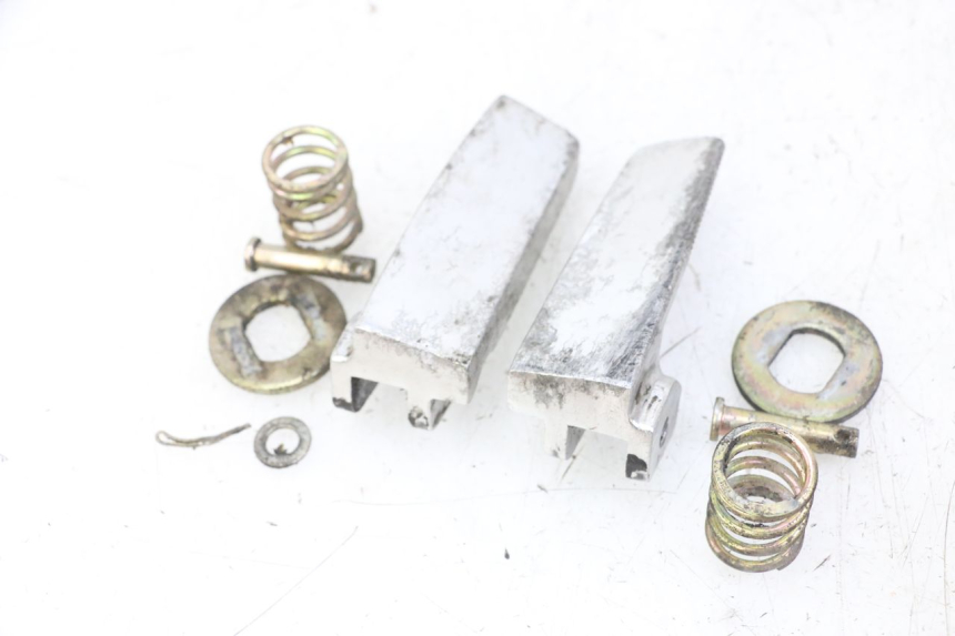 photo de PAIR REAR FOOTRESTS DAELIM BESBI 125 (2007 - 2008)