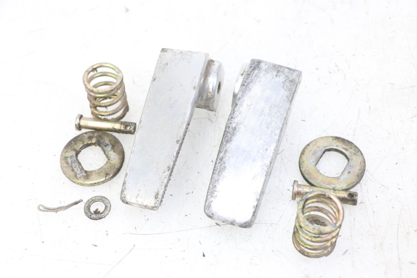 photo de PAIR REAR FOOTRESTS DAELIM BESBI 125 (2007 - 2008)