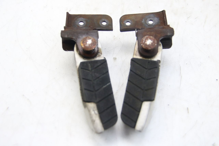 photo de PAIR OF REAR FOOTRESTS DAELIM S3 125 (2010 - 2017)