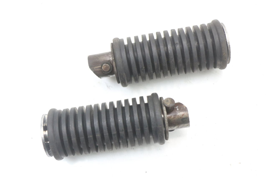 photo de PAIR REAR FOOTRESTS SUZUKI GZ MARAUDER 125 (1998 - 2004)