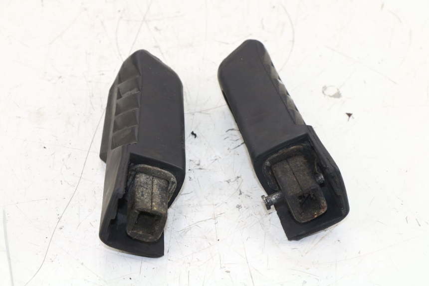 photo de PAIR REAR FOOTRESTS HONDA FES S-WING SWING 125 (2007 - 2015)