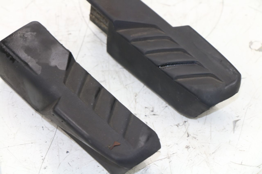 photo de PAIR REAR FOOTRESTS HONDA FES S-WING SWING 125 (2007 - 2015)