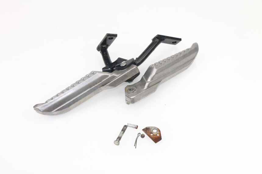 photo de PAIR OF REAR FOOTRESTS JONWAY AZTRAL 125 (2008 - 2017)