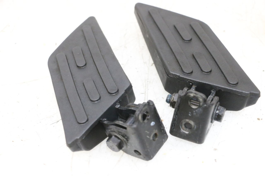 photo de PAIR OF REAR FOOTRESTS PEUGEOT KISBEE 4T 50 (2010 - 2017) - Fixing points details