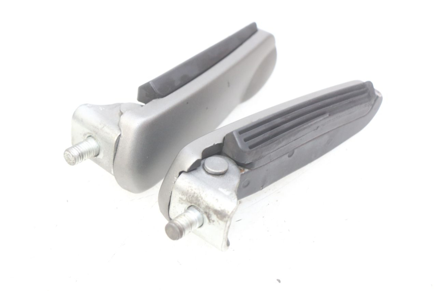 photo de PAIR OF REAR FOOTRESTS GILERA NEXUS 125 (2009 - 2013)