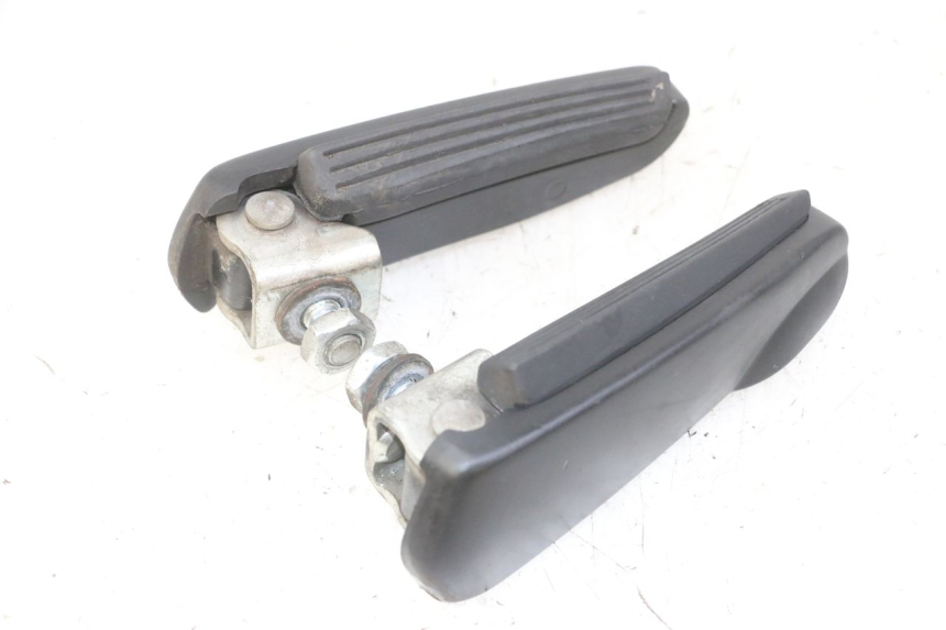 photo de PAIR OF REAR FOOTRESTS GILERA NEXUS 125 (2009 - 2013)