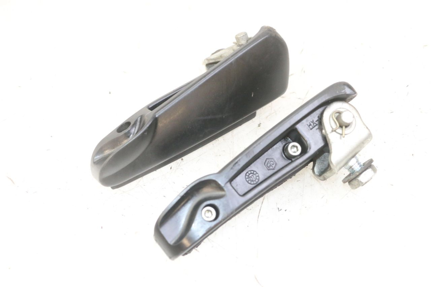 photo de PAIR OF REAR FOOTRESTS GILERA NEXUS 125 (2009 - 2013)