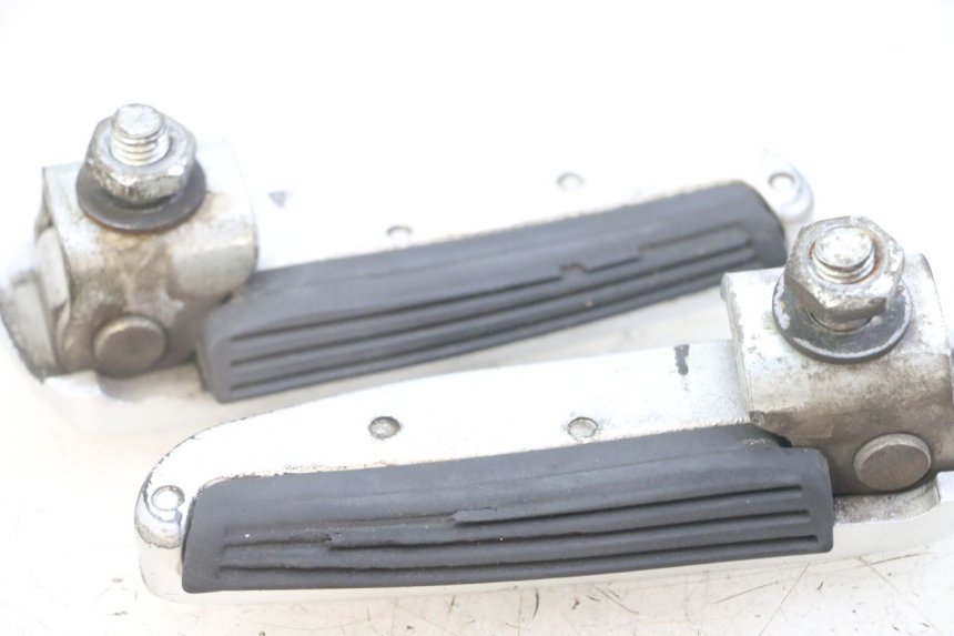 photo de PAIR OF REAR FOOTRESTS GILERA NEXUS 125 (2009 - 2013)