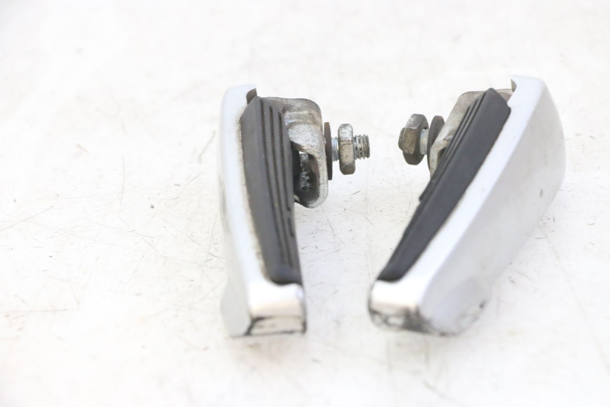 photo de PAIR OF REAR FOOTRESTS GILERA NEXUS 125 (2009 - 2013)