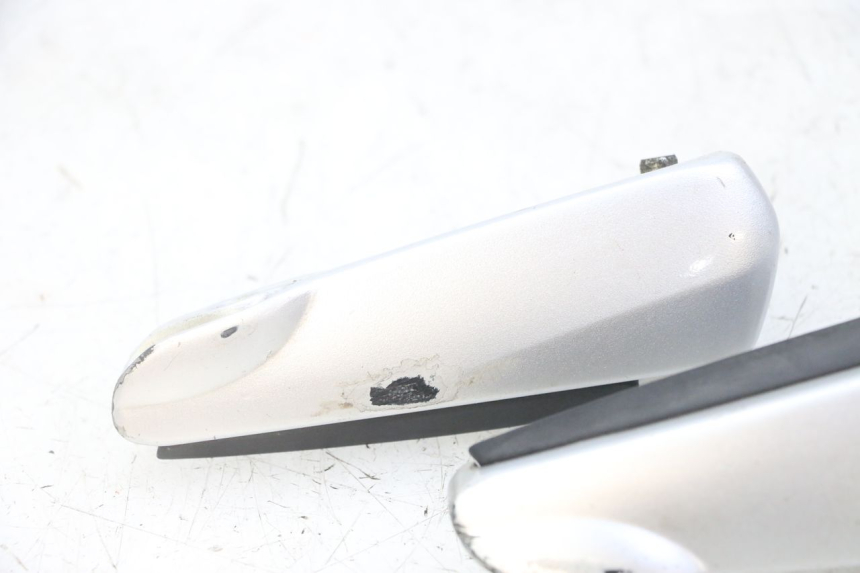 photo de PAIR OF REAR FOOTRESTS GILERA NEXUS 125 (2009 - 2013)