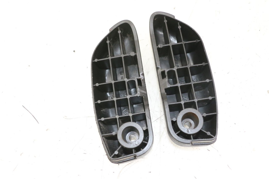 photo de PAIR REAR FOOTRESTS PIAGGIO BEVERLY 125 (1998 - 2005)